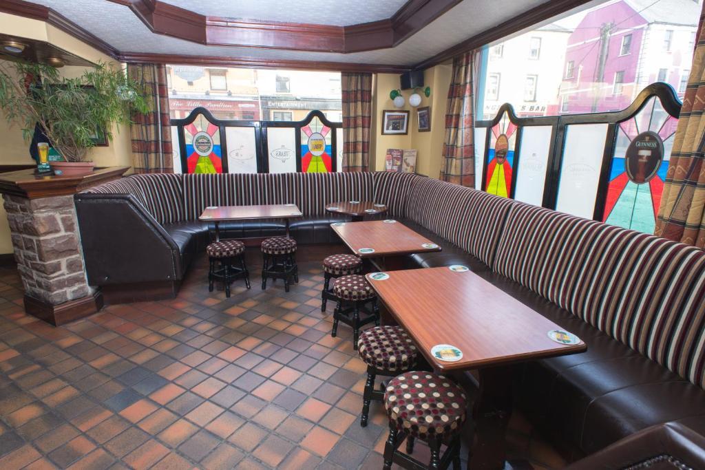Larkin'S Pub, Restaurant, And B&B Milltown  Exterior photo